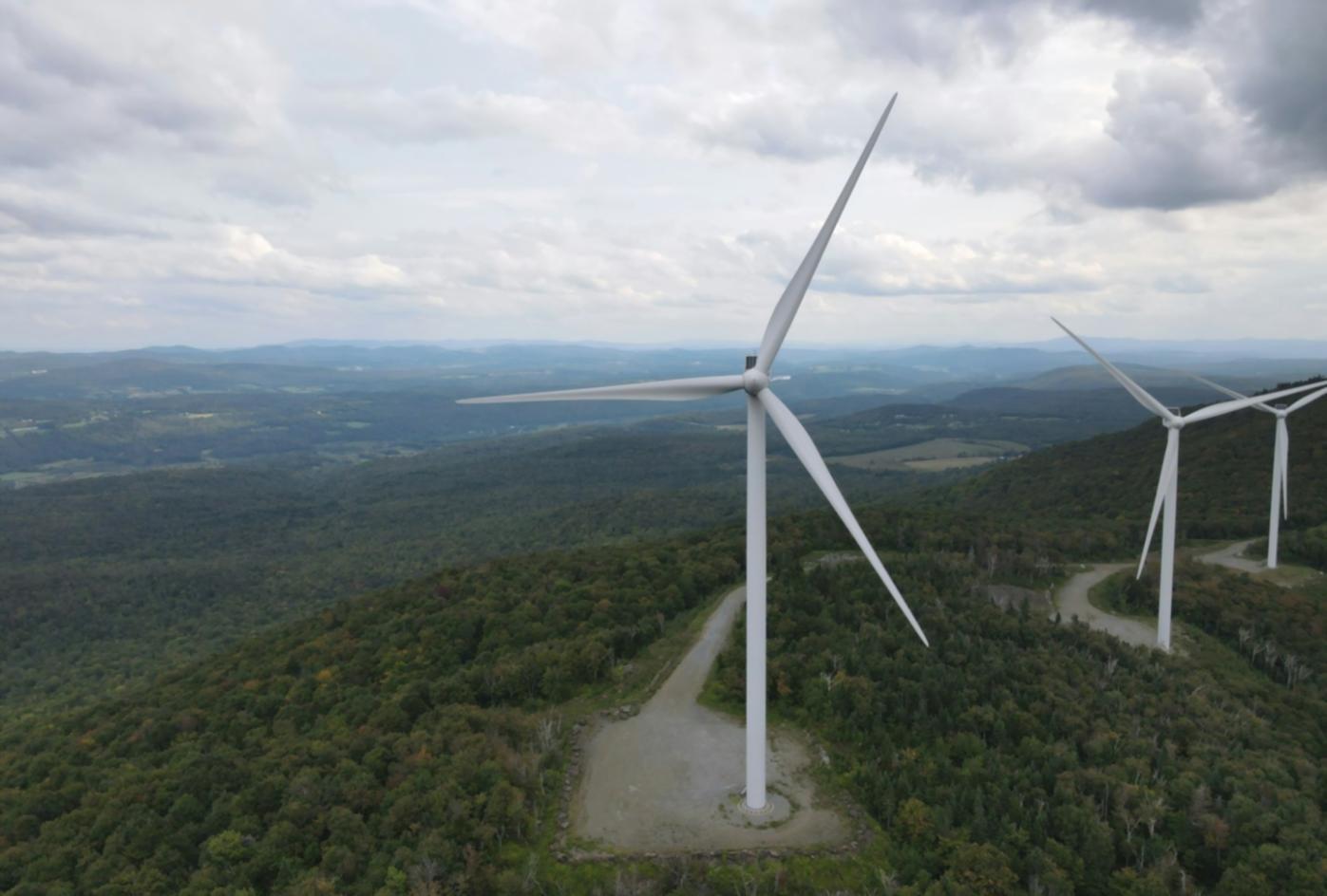 Installations éoliennes modernes sur un paysage dégagé